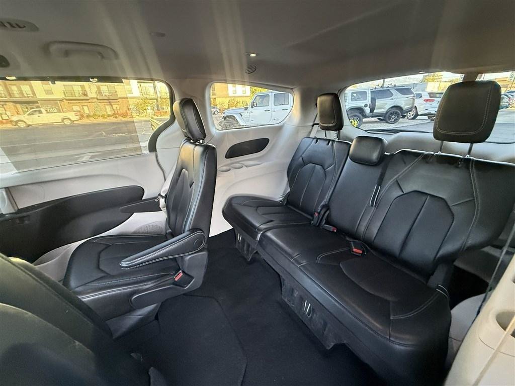 Used 2024 Chrysler Pacifica Touring-L FWD image 20