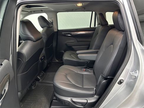 Used 2021 Toyota Highlander Limited image 24