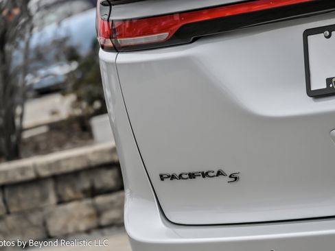 Used 2024 Chrysler Pacifica Limited w/ S Appearance Package image 16