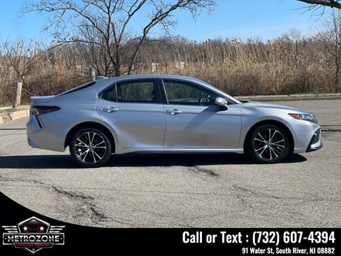 Used 2021 Toyota Camry SE FWD image 7