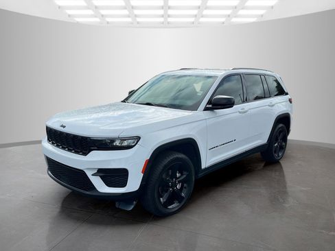 Used 2022 Jeep Grand Cherokee Altitude image 8