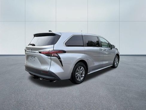 Used 2021 Toyota Sienna XLE FWD image 5