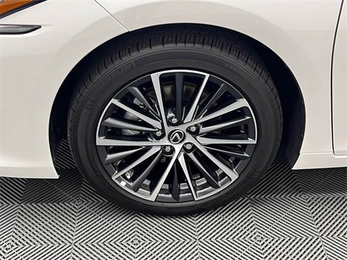 Used 2025 Lexus ES 350 w/ Premium Package image 23