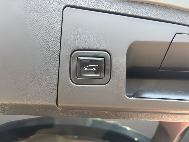Used 2023 Cadillac XT4 Luxury w/ Cold Weather Package FWD image 8