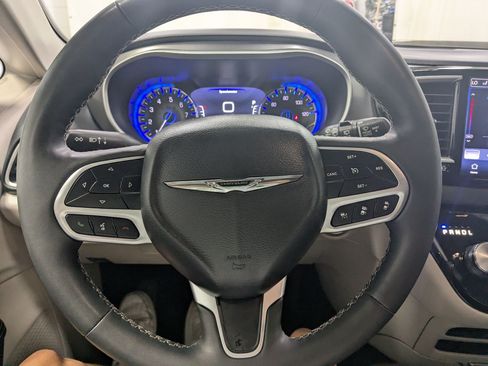 Certified 2024 Chrysler Pacifica Touring-L FWD image 13
