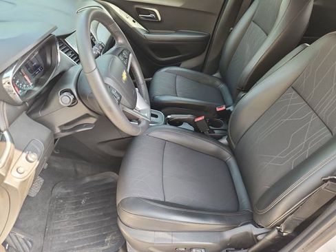 Used 2020 Chevrolet Trax LT w/ LT Convenience Package FWD image 18