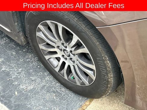 Used 2019 Toyota Sienna XLE FWD image 2