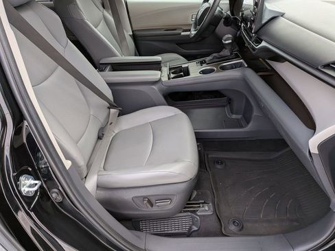 Used 2023 Toyota Sienna XLE w/ XLE Plus Package image 33