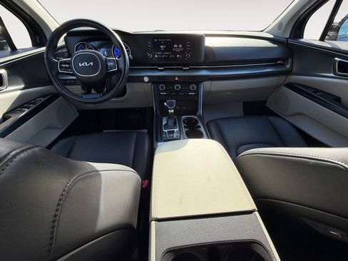 Used 2023 Kia Carnival LX image 19