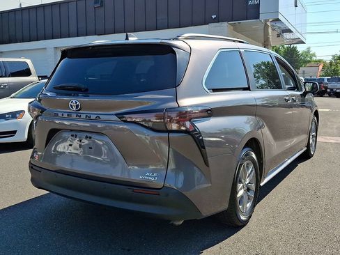 Certified 2024 Toyota Sienna XLE FWD image 6