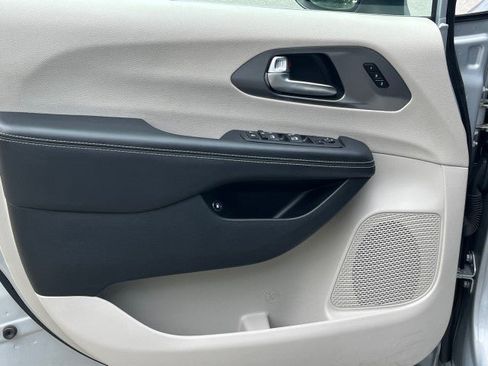 Used 2023 Chrysler Pacifica Touring-L FWD image 22