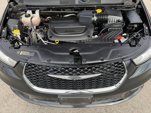 Used 2023 Chrysler Pacifica Touring-L image 39