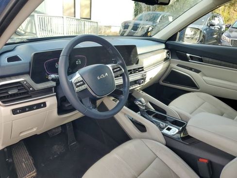Used 2024 Kia Telluride EX w/ EX Captain's Chair Package image 13