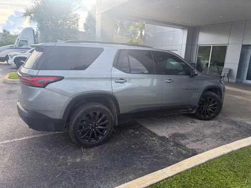 Used 2023 Chevrolet Traverse RS FWD image 2