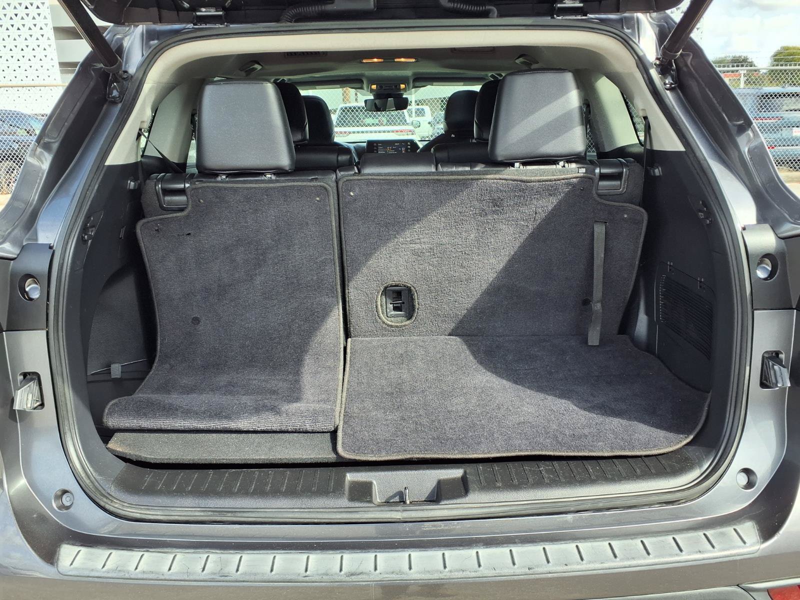Used 2021 Toyota Highlander XLE FWD image 23