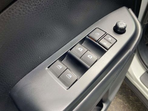 Used 2018 Toyota Highlander SE FWD image 11