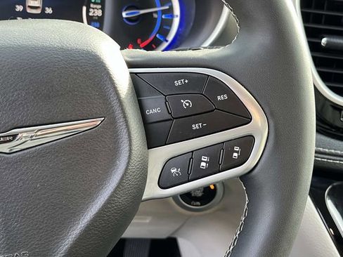 Used 2024 Chrysler Pacifica Limited FWD image 34