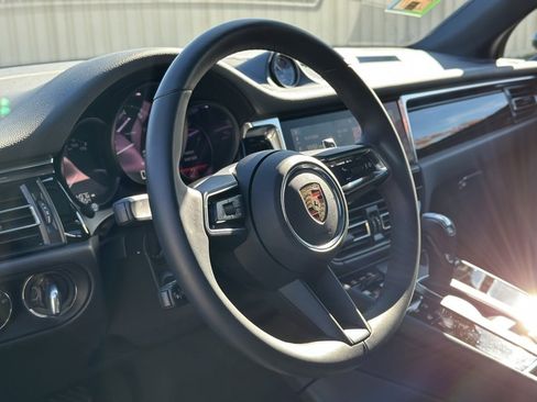 Used 2025 Porsche Macan image 17