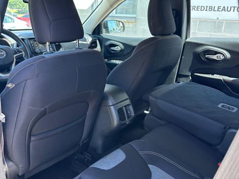 Used 2015 Jeep Cherokee Sport FWD image 23