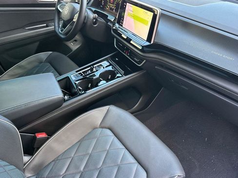 Used 2024 Volkswagen Atlas Cross Sport SEL Premium R-Line image 17