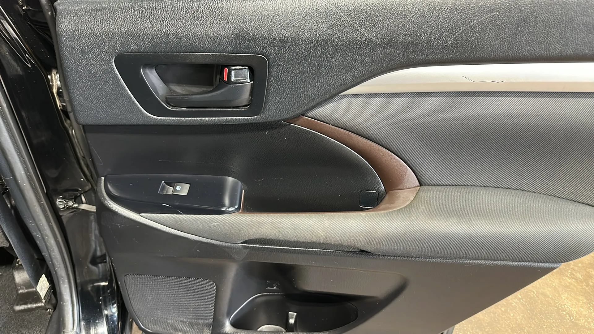 Used 2019 Toyota Highlander LE AWD/4WD image 17