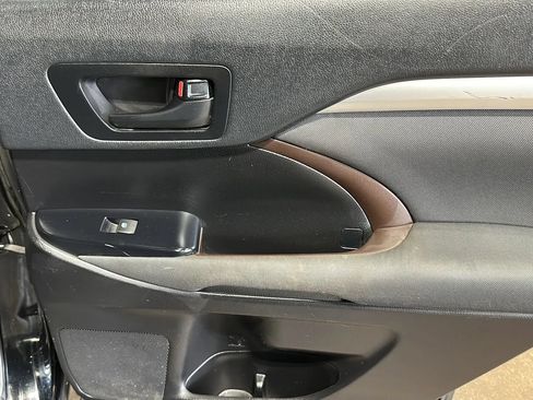 Used 2019 Toyota Highlander LE AWD/4WD image 17
