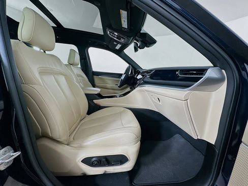 Used 2022 Jeep Grand Cherokee Limited 4xe image 32