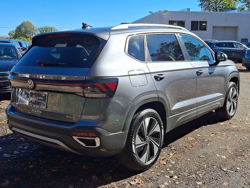 Certified 2025 Volkswagen Taos SE w/ Panoramic Sunroof Package image 11