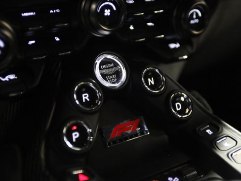 Used 2023 Aston Martin V8 Vantage Coupe RWD image 27