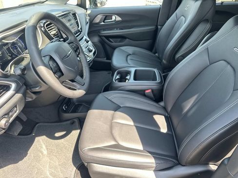 New 2026 Chrysler Pacifica Select w/ S Appearance Package FWD image 16