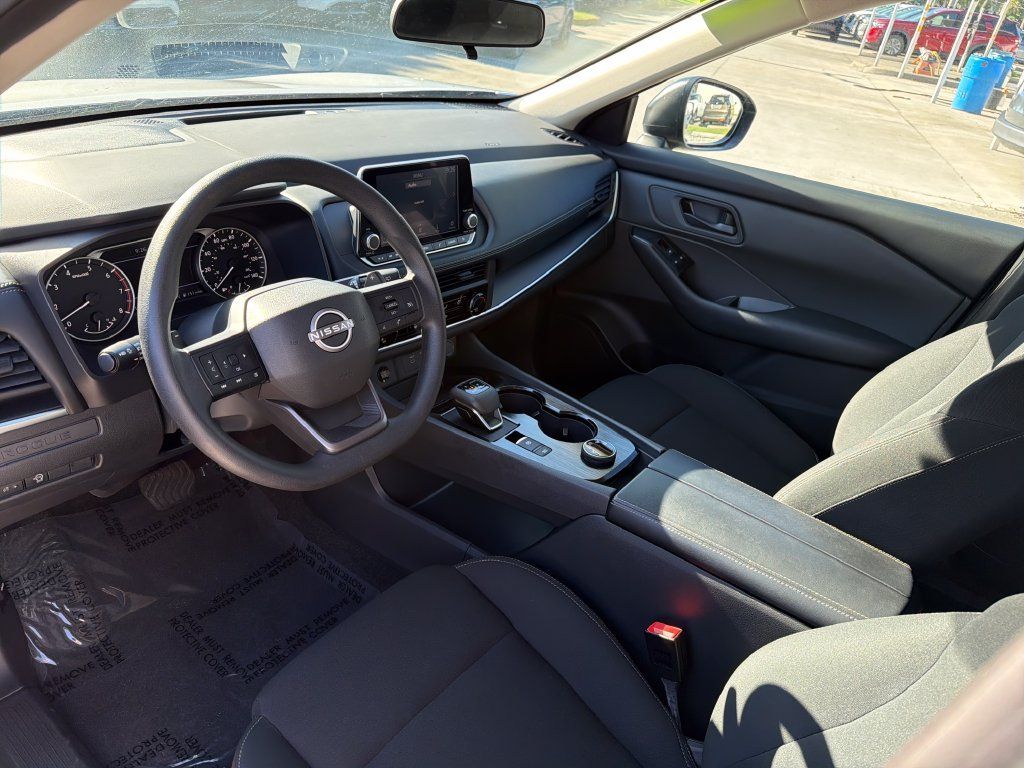 Used 2025 Nissan Rogue S AWD/4WD image 13
