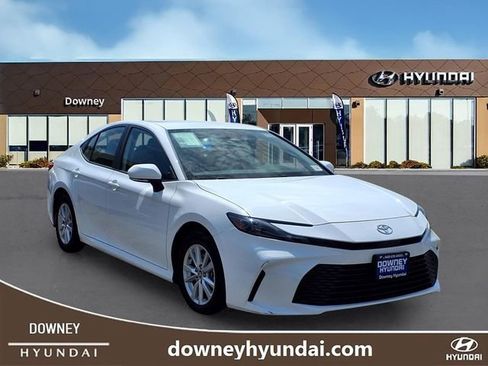 Used 2025 Toyota Camry LE image 3