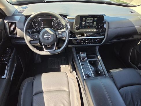 Used 2025 Nissan Pathfinder SL AWD/4WD image 6