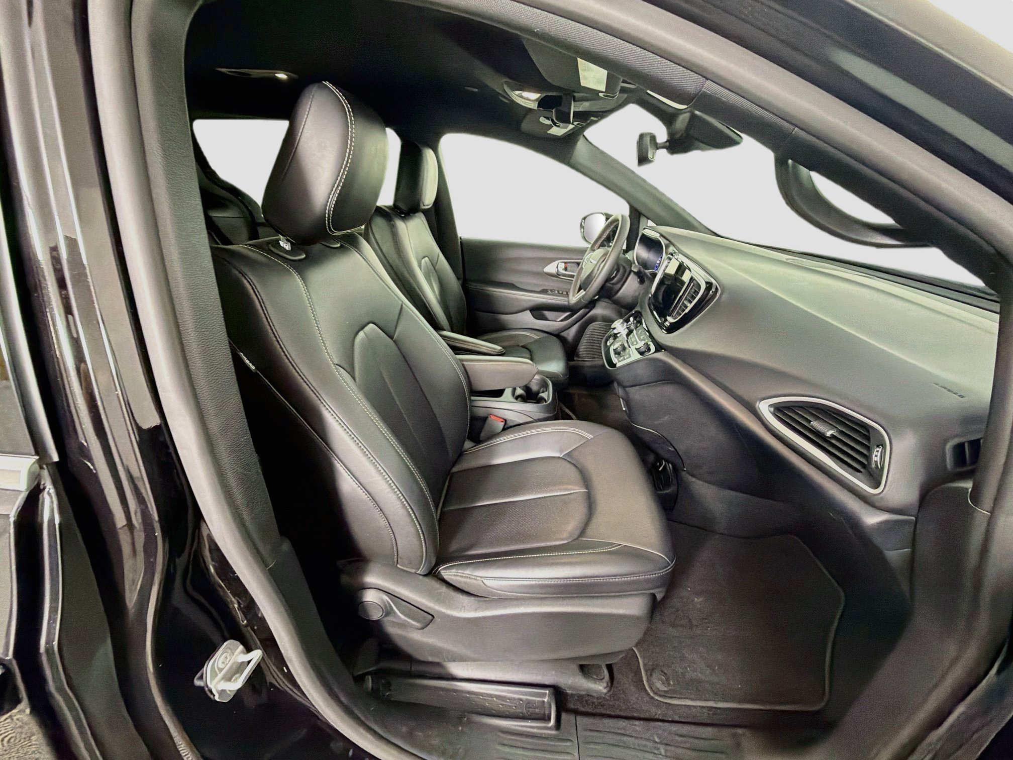 Used 2025 Chrysler Pacifica Select FWD image 34