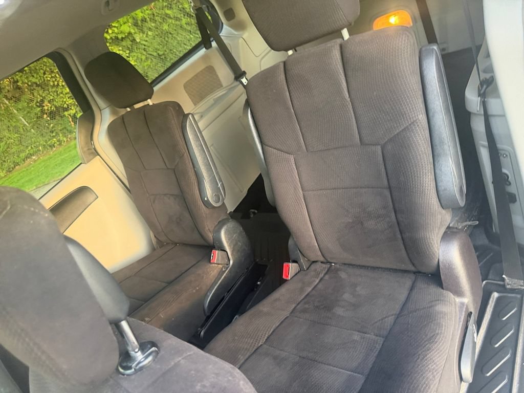 Used 2011 Dodge Grand Caravan Crew w/ Entertainment Group 1 FWD image 22