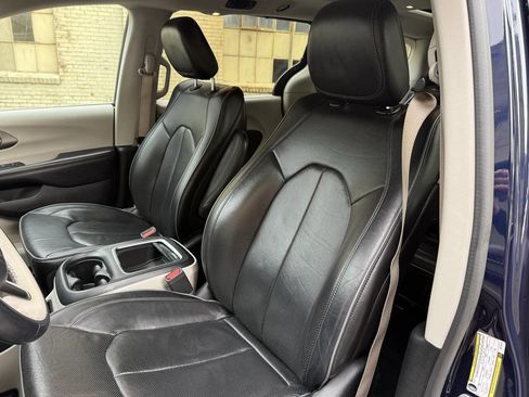 Used 2017 Chrysler Pacifica Limited w/ Tire & Wheel Group image 36