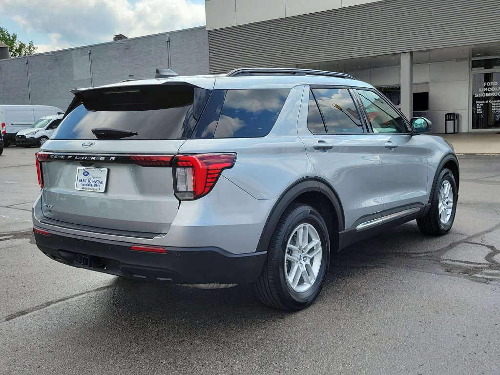 Certified 2025 Ford Explorer Active RWD image 4