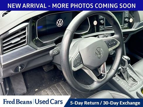 Used 2024 Volkswagen Jetta SE FWD image 3