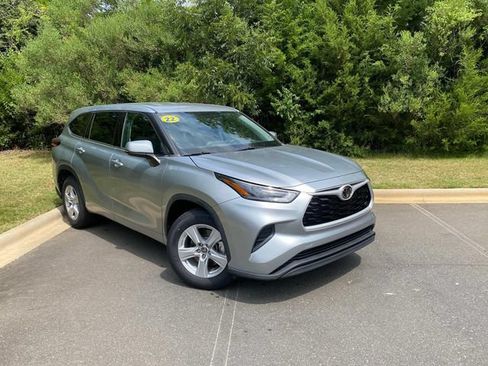 Used 2022 Toyota Highlander L FWD image 1