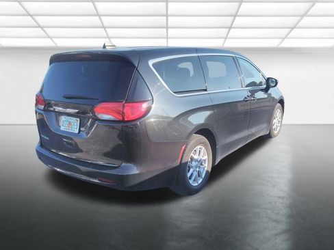 Used 2022 Chrysler Voyager LX FWD image 2