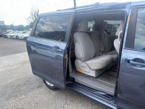 Used 2013 Toyota Sienna LE w/ Towing Pkg FWD image 11
