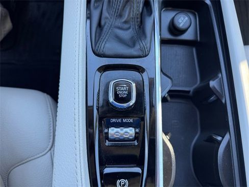 Used 2020 Volvo XC90 T5 Momentum w/ Protection Package Premier image 15