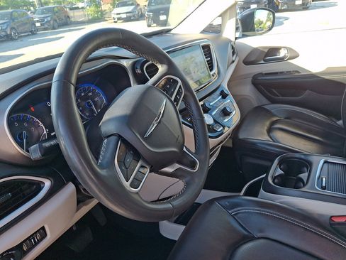 Used 2023 Chrysler Pacifica Touring-L FWD image 24