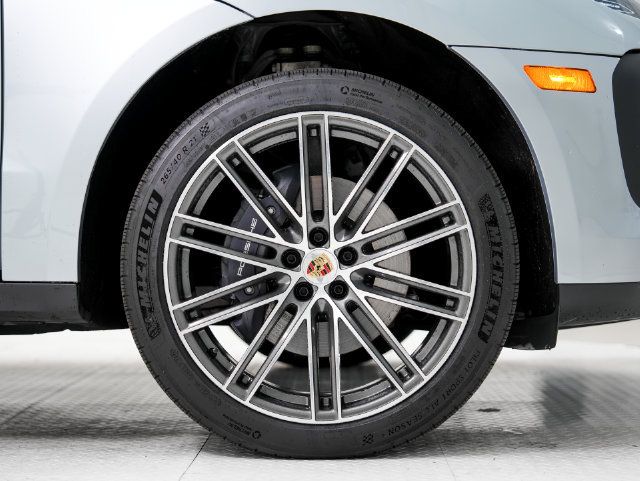 Certified 2026 Porsche Macan AWD/4WD image 30