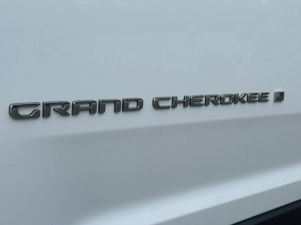 Used 2023 Jeep Grand Cherokee Laredo AWD/4WD image 9