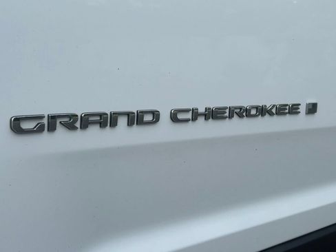 Used 2023 Jeep Grand Cherokee Laredo AWD/4WD image 9