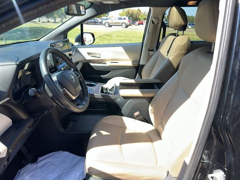 Used 2022 Toyota Sienna XLE FWD image 19