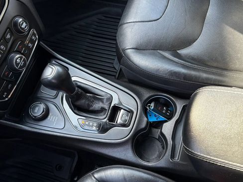 Used 2019 Jeep Cherokee Limited image 23