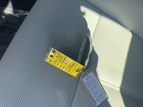 Used 2025 Genesis G70 2.5T image 34