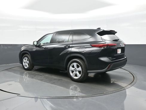 Certified 2021 Toyota Highlander LE image 5